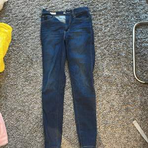 Super super fina jeans från levis som sitter super snyggt,använt fåtal gånger så i bra skick💕kan gå ner i pris om snabb affär