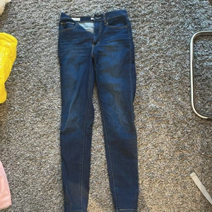 Levis jeans - Super super fina jeans från levis som sitter super snyggt,använt fåtal gånger så i bra skick💕kan gå ner i pris om snabb affär