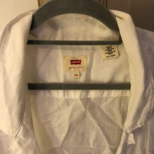 Levis vit skjorta XXL - Helt oanvänd Levis sommar-skjorta, lite skrynklig så behöver strykas, annars ren och ny