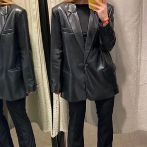 Skinnblazer - Så snygg skinblazer, passar perfekt nu till våren eller till fest! Använd 2 gånger så i toppen skick🥰 Storlek 36/M