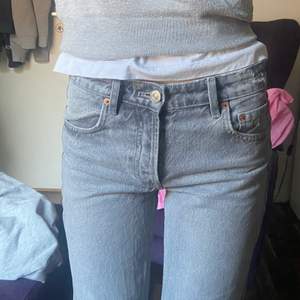 Ett par midrise jeans ifrån Zara i den PERFEKTA grå färgen! Endast använda ett fåtalgånger och därav i NYSKICK. Säljer då de tyvärr är för korta på mig som är 175 cm😖💓