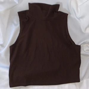 crop top - mörkbrun croptop från monki i strlk medium. Som gott som ny