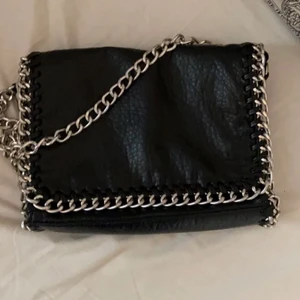 Tiamo väska - Lånade bilder men exakt samma modell! Skriv om ni vill ha egna bilder💕 har ett litet märke på baksidan men syns inte när man har på dig den!!!