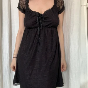 grunge goth y2k klänning - märke: attr@ttivo. modellen på bilden har storlek 36. storlek: passar L och XL. om annonsen finns kvar så finns plagget kvar. möts upp i stockholm eller fraktar 🖤