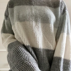 Stickad tröja - Så så skön och fin stickad tröja från nakd. Ganska använd och lite nopprig men annars fin. Storlek xs men passar både mindre och större beroende på hur man vill att den ska sitta 🤍 100kr + frakt