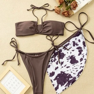 Brun Bandeau Bikini  - Bikini sett i 3 delar (över+underdel+tillhörande strandkjol”) från shein. Oanvänd och bara testad. Skulle säga att den passar båda S och M i storlek, och väldigt fin men har inte kommit till användning🌸 