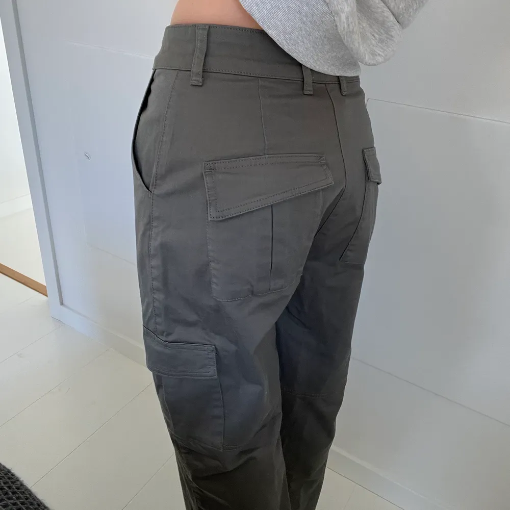 superfina cargopants från a-design! säljer pga får aldrig användning för dom! avklippta nertill så skulle säga att dom passar någon i längden 160-165cm 💕. Jeans & Byxor.