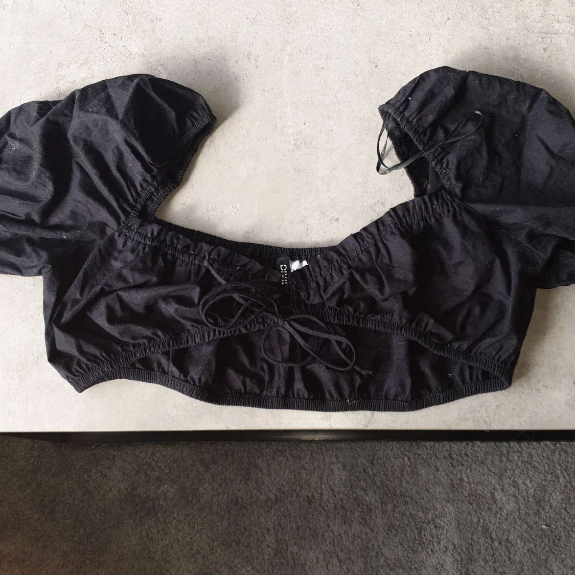 H&M top (magtröja med urrigning)  - 90