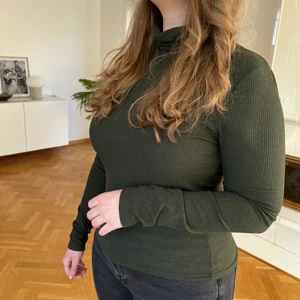 Grön polotröja - Perfekta baströjan med polokrage! Ribbad.🤍