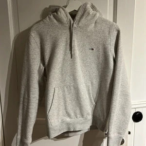 Tommy hilfiger Hoodie  - Storlek M men mer likt en s/xs mjuk och skön och inte särskilt sliten alls. Köparen står för frakten bara att skriva om ni undrar något