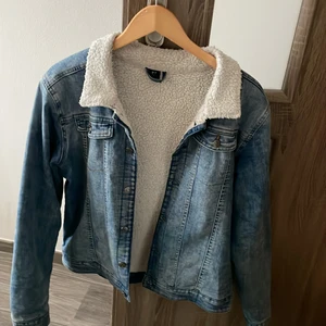 Jeans Jacka  - Den är 170 cm 