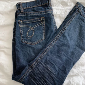 Low waist jeans - snygga low waist jeans köpta second hand. Har ett jätte fint tryck på fickorna där bak, för stora på mig som har 26 vanligt vis men har satt knappen i skärpbygen på bilden💕skriv privat om fler bilder💗😛