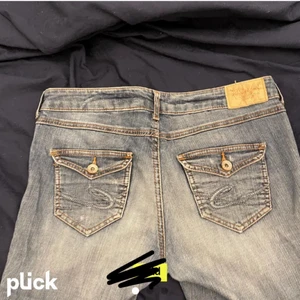 Jeans - Säljer ett par jeans jag köpte här på plick som tyvärr var för långa för mig. Jag är 162 och de skulle nog passa nån som är över 170❤️ Alla bilder är lånade från hon jag köpte av!  Midjemått: ca 80cm Inneebenslängd: ca 80cm❤️ Skriv för fler bilder!