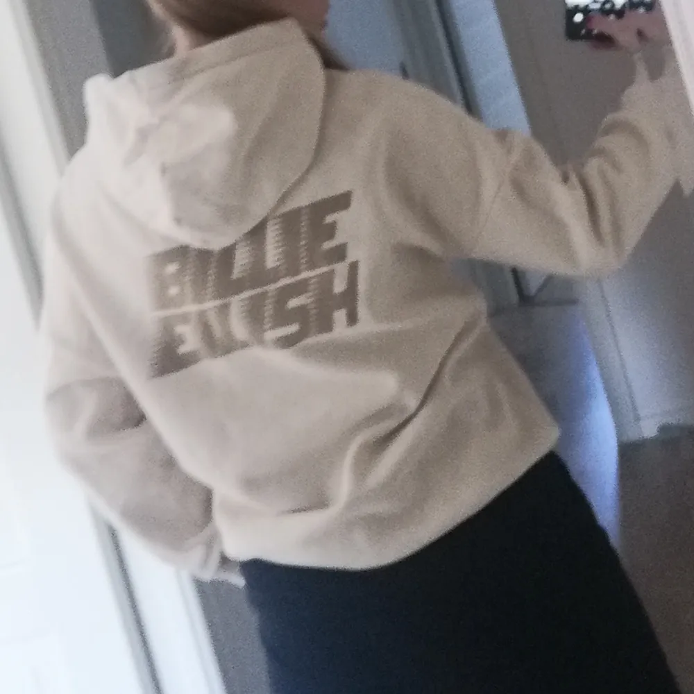 Superfin chunky hoodie med Billie Eilish tryck! Passar xs-m. . Hoodies.