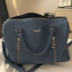 Zadig & Voltaire Sunny Bag - Hej! Kikar intresset på denna. Gjort det tidigare men är mer sugen på att sälja den nu. Vill helst inte sälja den under 2700kr. Hör av er vid intresse! Köparen står för frakten 
