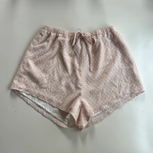 Söta rosa shorts - Gulliga rosa/beiga shorts med vita stjärnor. Aldrig använda.