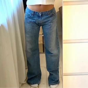 Vintage lågmidjade Levis jeans  - Köpta här på plick men var tyvärr för stora😢 dock mindre i storleken eftersom dom är vintage! Skitsnygga, lågmidjade och lite vida i benen. Bilder lånade från förra ägaren! Köpta för 800