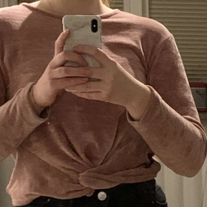 Långärmad tröja strl 146-152 - En rosa myströja i strl 146-152 i bra skick från Lindex