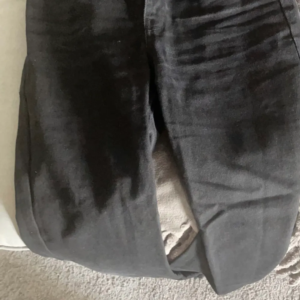 Säljer mina svarta byxor från nakd. Dem är svarta och jätte fina på💕 de är i storlek 36 men passar som 34😘 tar frakten då😘. Jeans & Byxor.