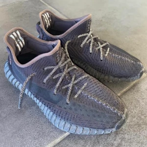 Yeezy V2 tripple black - BIN: 1200kr kan diskuteras  Wts yeezy tripple black V2 Size 43 1/3 Cond 6/7-10 några defekter se bilder. Inget og och og sulorna finns ej men helt vanliga svarta sulor är i. Orderbekräftelse finns (äkthetsbevis) Kan skicka i yeezy box dock ej orginalboxen. Skriv om ni har frågor.