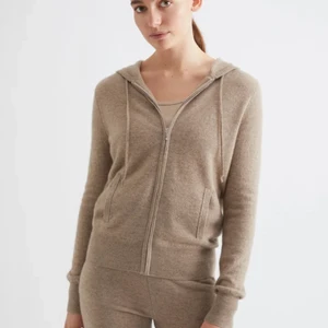 Beige soft goat hoodie - Supertrendig stickad hoodie från soft goat som tyvärr är för liten. Använd Max 5 gånger och i jättebra skick. Nypris kostar den 2295kr💓 vill bara sälja och inte byta!