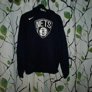 Officiell Brooklyn Nets Nike hoodie i storlek M. Väldigt bra skick!