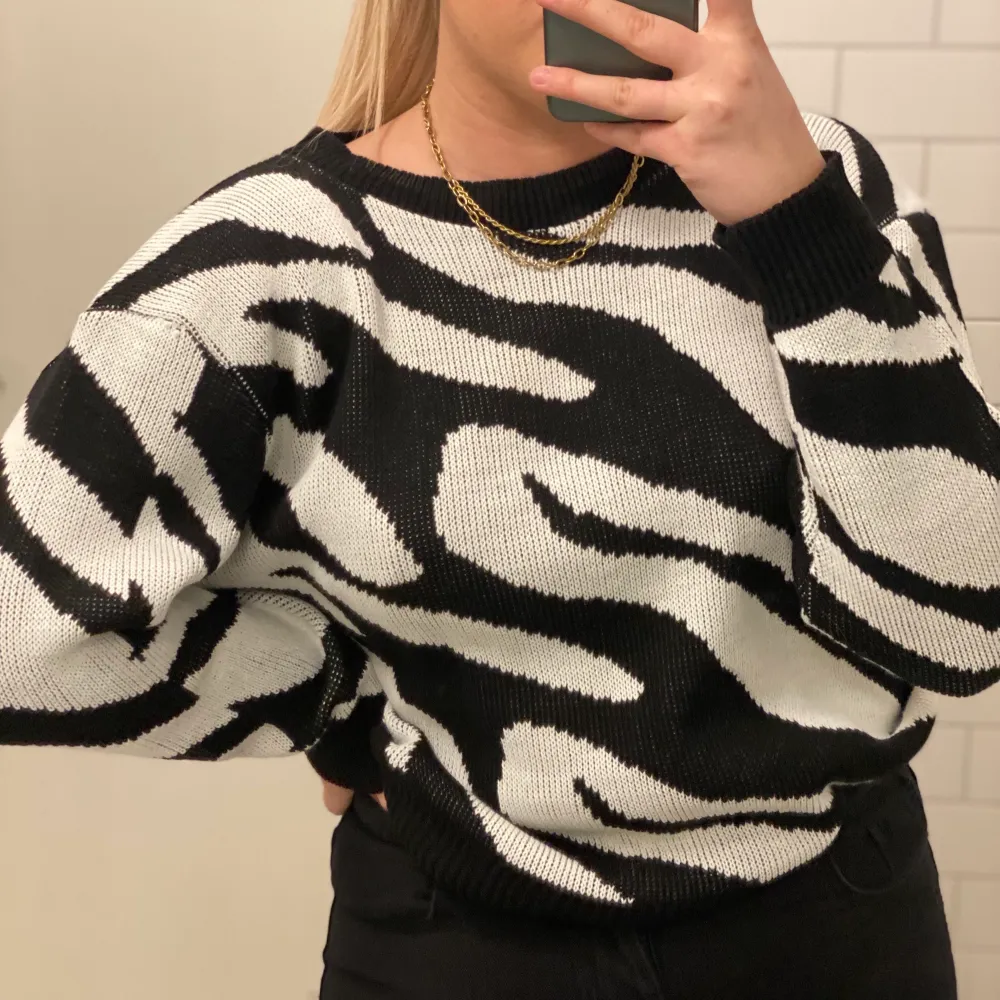 Stickad tröja med zebramönster från PrettyLittleThing 🤍🖤 Lappen sitter kvar så den är endast testad! storlek M/L 🤍 Köparen står för frakt!. Tröjor & Koftor.