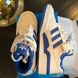 Adidas forum low - Säljer dessa adidas forum low i blå färg då de är för små för mig😊 har endast testat skorna och kollar om någon är intresserad av att köpa, innan jag skickar tillbaka dem. Köpta för tusenlappen på JD sports. Skickar såklart med spårbar frakt. 🤩💗