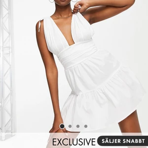 Sommarklänning  - Säljer den vita, den svarta är bara för att se klänningen bättre! Aldrig använd men lappen borta, superfin men har en likadan. Är i storlek 36 men passar 34 också. Frakten betalar köparen 🤍