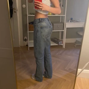 Zara midrise straight jeans - Snygga zara jeans i rak modell! Använda sen i höstas men ändå bra skick. Skriv vid frågor eller för fler bilder!💕