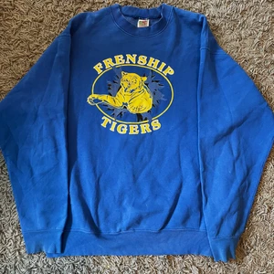 Vintage Collegetröja - Säljer min vintage collagetröja jag tidigare köpt här på plick. Storlek XL men passar perfekt på mig som är M. Har lite defekter längst ner på ärmarna som var där när jag köpte den. Kom privat för fler bilder. Köparen står för frakt💕