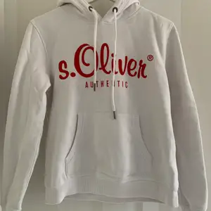 Vit hoodie med tryck från s.Oliver, säljer denna för 50 kr☺️ Passar storlek XS/S