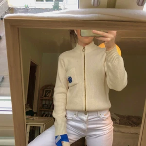 Stickad zip-up - Offwhite stickad zip-up kofta m guldig dragkedja 🧡 Strlk M, perfekt till våren🌺