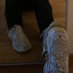Balenciaga Triple S - INTRESSEKOLL!! Jag funderar på att sälja mina älskade Triple S som jag köpte 2 år sen, de är använda sparsamt och fortfarande jättefina 💕 Beroende på bud så kan jag sälja de, nypris 8000kr. De är äkta och kommer med box, dustbag m.m 🥰