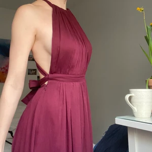 balklänning  - Vinröd balklänning som jag använde endast en gång på balen för tre år sen. Lite sminkfläckar på insidan av kragen går säkert att få bort. Köp för 600 kr. Fler som är intresserade så startar jag budgivning. 💃🏻 direkt pris 800