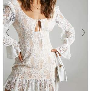 Säljer denna klänning då jag hittat en annan jag vill ha istället, alltså bara testad! köpt på Showpo, nypris 600kr +frakt och tull. Säljer den för 200kr så den i alla fall kan få komma till användning någonstans!❤️