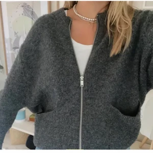 Snygg stickad tröja - Säljer nu denna snygga gråa kofta🦋