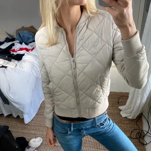 Vårjacka  - Säljer denna underbara vårjacka💗skickar spårbart 51kr