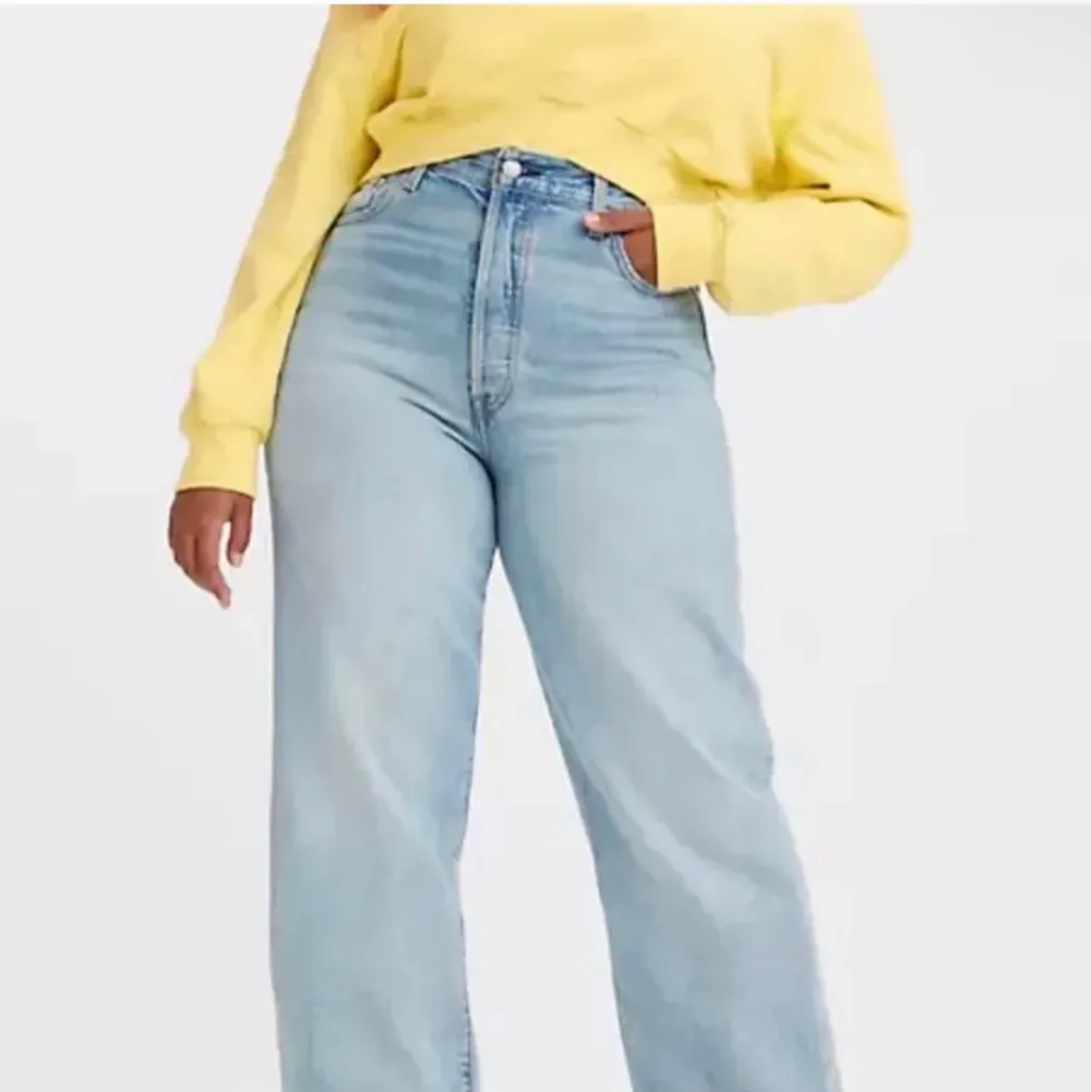 Levis jeans i modellen ribcage straight ancle och en fin ljusblå färg. Storleken är 25/27 och de är väldigt väldigt sparsamt använda. Säljer du jag inte får så mycket användning av dem längre . Jeans & Byxor.