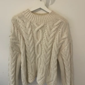 Stickad tröja från Zara - Mysig stickad tröja från Zara i storlek S. Fanns knappar på ena axeln innan som tagits bort. Använd fåtal gånger, superfint skick. 