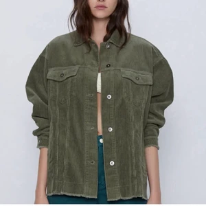 Grön manchesterjacka  - Säljer denna snygga militärgröna jacka från Zara, perfekt till våren!💚 Storlek S men sitter mer som en M för den är oversized. Kom privat för fler bilder!💚