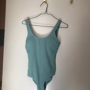 Turkos baddräkt S  - Jättefin baddräkt i härlig Turkos färg. Uttagbara inlägg. Materialet är räfflad. Storlek: s. Skick: mycket gott! 