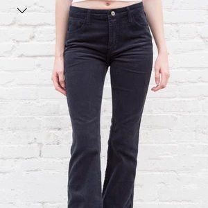 Corduroy pants från Brandy Melville  - Måste tyvärr sälja dessa då de har blivit för stora i midjan:(. Väldigt fint skick. De är väldigt långa på mig som är 160 cm, måste vika upp en del.  !!!KOLLA MIN BIO INNAN NI SKRIVER T MIG!!!