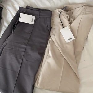 Kostymbyxor  - Båda är oanvända med prislapp kvar. Passar mig som är 168 lång och använder S/M på byxor annars. Beige är i storlek 38-L32 och de gråa 40-L32 (nypris 500kr/st, säljer för 380kr/st) 