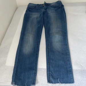 Str 36 - Blåa Denim låg midjade jeans.