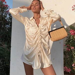 Skjorta  - Intesekoll!! Absolut snyggaste satin skjortklänningen i champagne färg. Helt magiskt material och går att klä upp och ner. Aldrig använd, är från märket Ruve shop, storleken är one size. Skriv för egna bilder🥰🥰