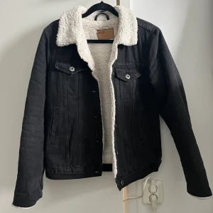 Jeansjacka med foder  - Fin jeansjacka från FB Sister med foder, i fint skick!🌸 Köparen står för frakten