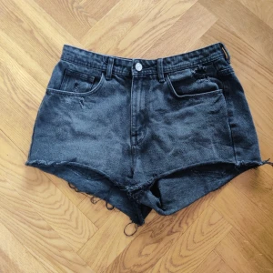 Shorts  - High waist jeans shorts i storlek 40, säljs pga för små