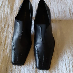 Damskor i svart läder - Knappt använd  och sitter bra på foten.