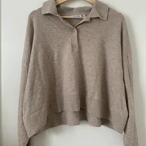 Snygg beige tröja från Weekday stl M - Härlig tröja i bra skick, härlig och oversized med lite croppad stil